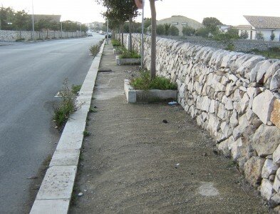 I marciapiedi di via Aldo Moro
