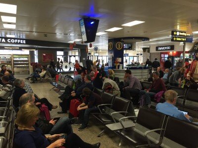 I passeggeri in attesa all'aeroporto di Malta (1)