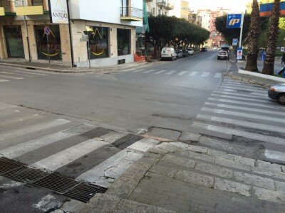 L'incrocio con le strisce pedonali sbiadite (1)