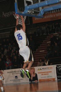 andrea sorrentino schiaccia a canestro (1)