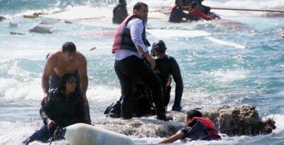 NAUFRAGIO A RODI, SI TEME UN'ALTRA STRAGE. SOS DA TRE BARCONI