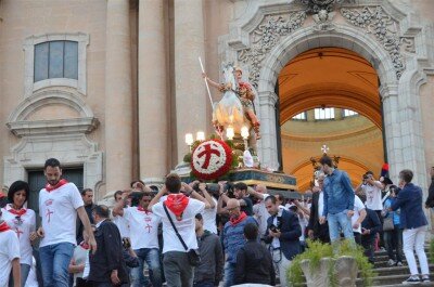 San Giorgio 2015 l'uscita del simulacro dal Duomo