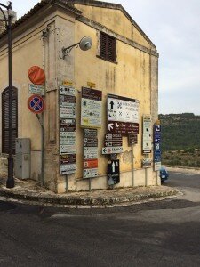 Selva di tabelle all'ingresso di Ibla