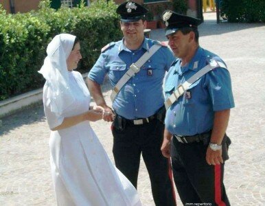 carabinieri-suora
